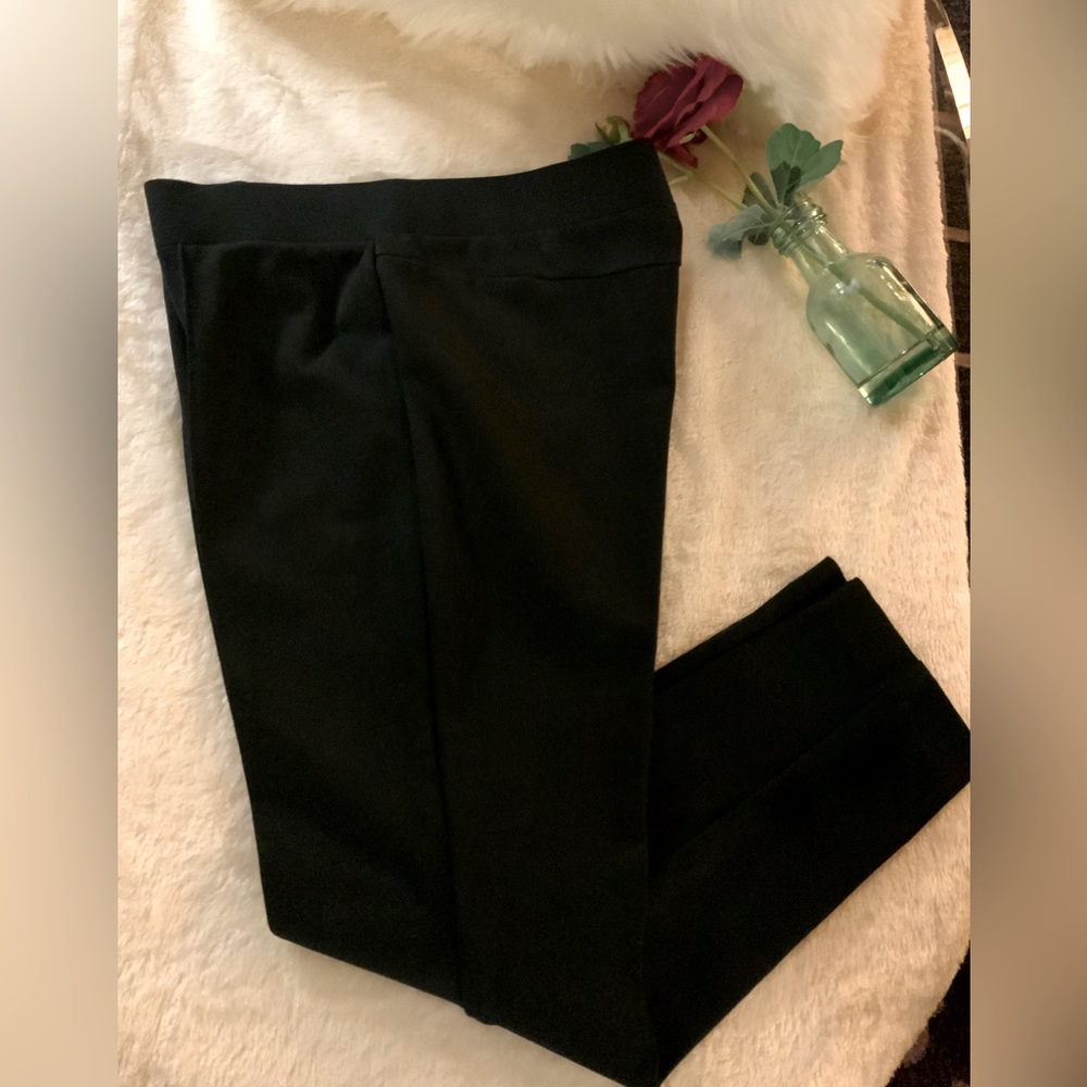 BLACK LABEL - Black pull on skinny leggings with a front seam.  Sz 10